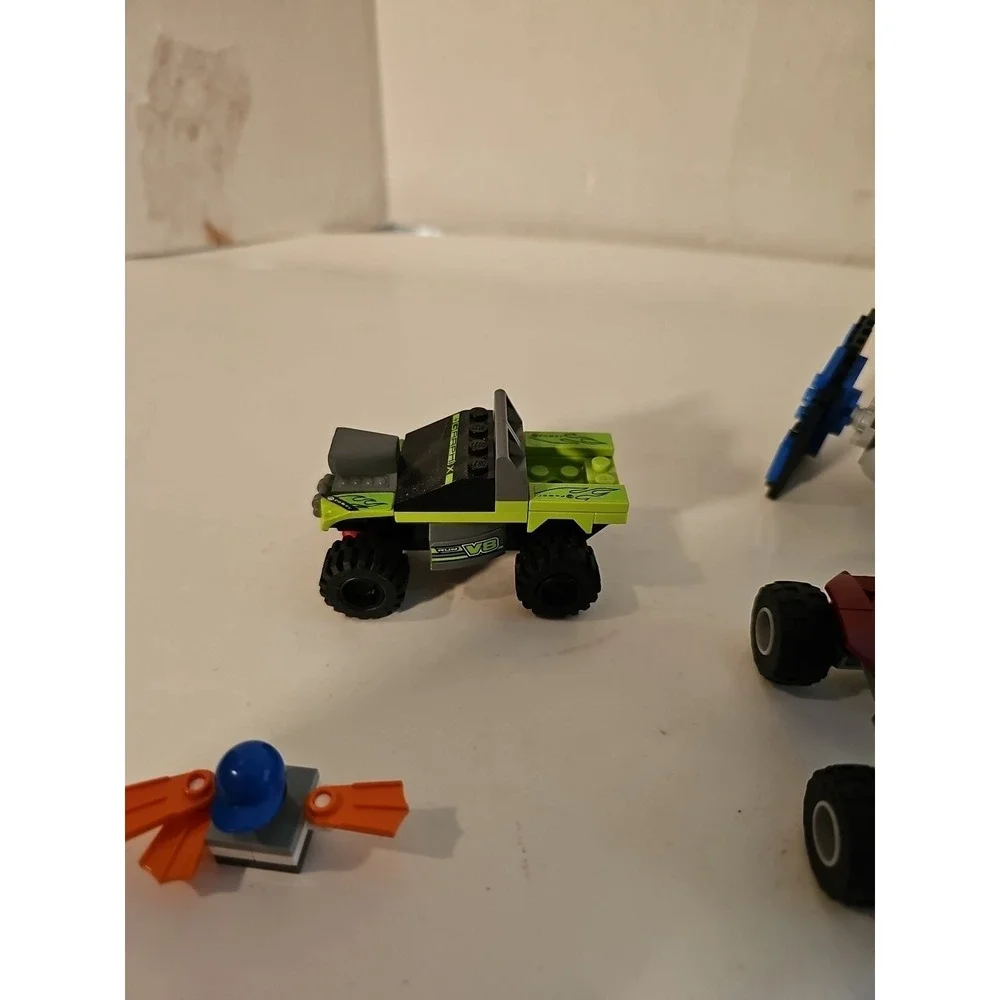 LEGO Racers 8192 Lime Racer Red Racer Motorcycles 2 Mini Figures Look At Picture